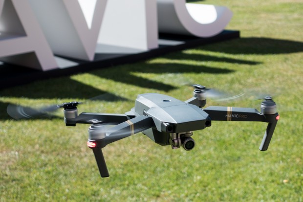 Der Quadcopter fliegt auch bei Wind äußerst ruhig in der Luft. (Bild: Tobias Költzsch/Golem.de)