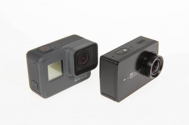 Links die Gopro Hero 5, rechts die Yi 4K Action Camera. Beide Kameras sind ungefähr gleich groß. (Bild: Martin Wolf/Golem.de)