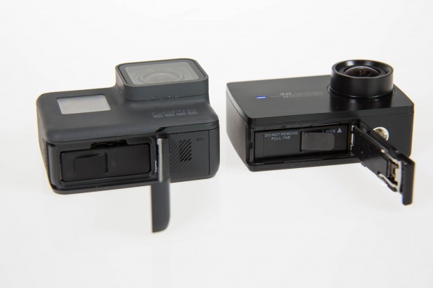 Der Akku ist bei beiden Kameras wechselbar. (Bild: Martin Wolf/Golem.de)