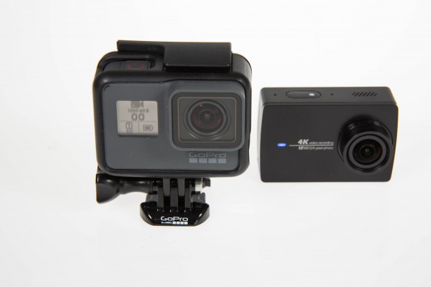 Der Käfig zur Befestigung gehört bei der Hero 5 zum Lieferumfang. Ein Gehäuse muss für die Yi 4K Action Camera extra gekauft werden. (Bild: Martin Wolf/Golem.de)