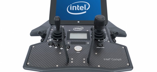 Gesteuert wird der Falcon 8+ über eine Fernbedienung mit Display. (Bild: Intel)