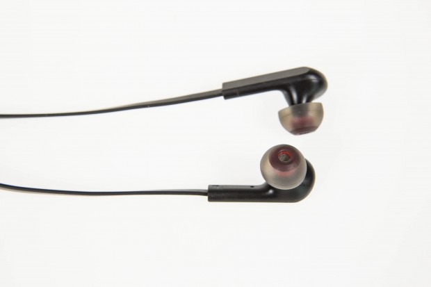 Die Ohrstöpsel sind so weich, dass sie leicht herausrutschen. (Bild: Martin Wolf/Golem.de)