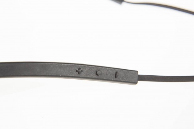 Neben dem Ein-Aus-Schalter gibt es auch Tasten zur Lautstärkeregelung. (Bild: Martin Wolf/Golem.de)