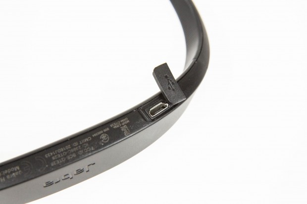 Die Schutzlasche lässt nur wenig Platz an der USB-Buchse. (Bild: Martin Wolf/Golem.de)