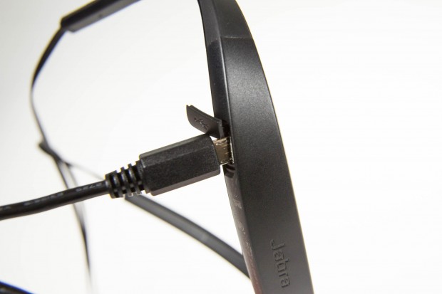 Die Schutzlasche erschwert das Anschließen von USB-Kabeln. (Bild: Martin Wolf/Golem.de)