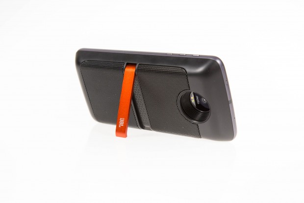 Der Soundboost Speaker von JBL verbessert den Klang erheblich und hat einen Standfu&szlig;. (Bild: Martin Wolf/Golem.de)