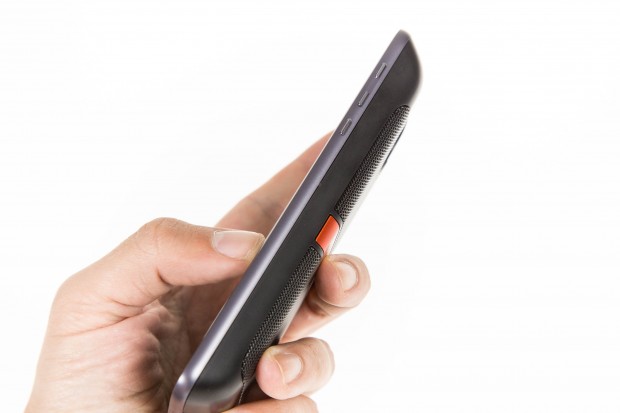 Zusammen mit dem Speaker ist das Moto Z ziemlich dick. (Bild: Martin Wolf/Golem.de)