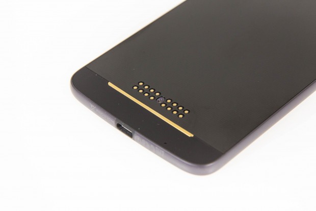 Die Kontakte am Geh&auml;use des Moto Z. Einen Klinkenanschluss f&uuml;r Kopfh&ouml;rer hat das Smartphone nicht mehr. (Bild: Martin Wolf/Golem.de)