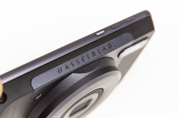 Von Hasselblad stammt ein Kameramodul, das wie der Lautsprecher einfach auf der R&uuml;ckseite des Moto Z befestigt wird. (Bild: Martin Wolf/Golem.de)
