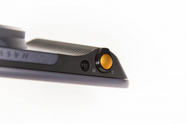 Zudem l&auml;sst es sich dank der Bedienelemente wie eine echte Kamera bedienen. (Bild: Martin Wolf/Golem.de)