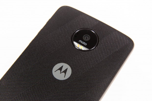 Das Moto Z ist mit dem mitgelieferten R&uuml;ckdeckel immer noch recht d&uuml;nn. (Bild: Martin Wolf/Golem.de)