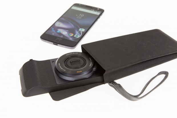Das Hasselblad-Modul kann in einer mitgelieferten Tasche untergebracht werden. (Bild: Martin Wolf/Golem.de)