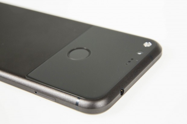 Die Rückseite des Pixel XL wird von einem großflächigen Glaseinsatz dominiert, auf dem unter anderem auch der etwas langsam reagierende Fingerabdrucksensor untergebracht ist. (Bild: Martin Wolf/Golem.de)