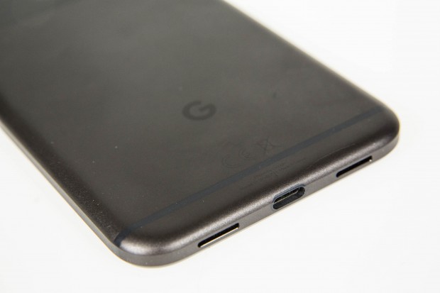 Geladen wird das Pixel XL über einen USB-Typ-C-Stecker. (Bild: Martin Wolf/Golem.de)
