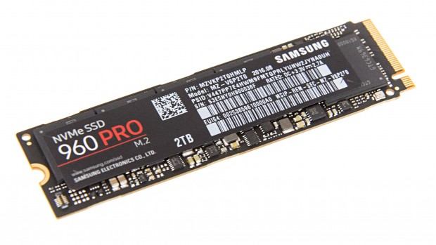 Die 960 Pro ist selbst mit 2 TByte einseitig bestückt (Foto: Martin Wolf/Golem.de)