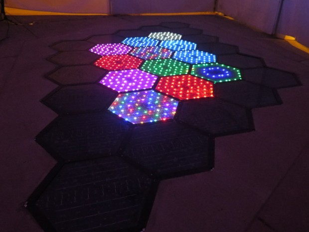 Module von Solar Roadways bei Nacht.  (Bild: Solar Roadways)