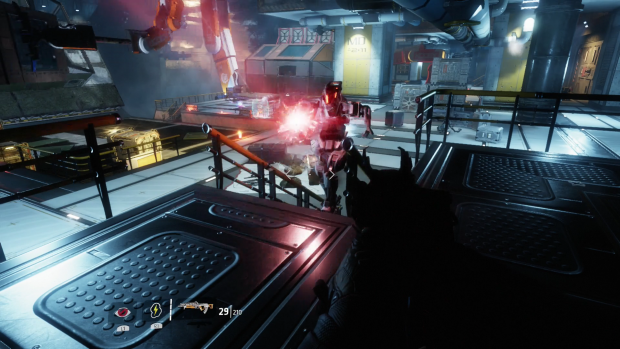 Ein Terminator greift uns an - nach Treffern krabbeln die Biester sogar in Arnie-Manier auf uns zu. (Screenshot PS4: Golem.de)