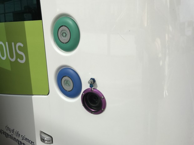 Eine der Außenkameras des Wurbie, neben den Öffnungsknöpfen für die große Tür. (Bild: Tobias Költzsch/Golem.de)