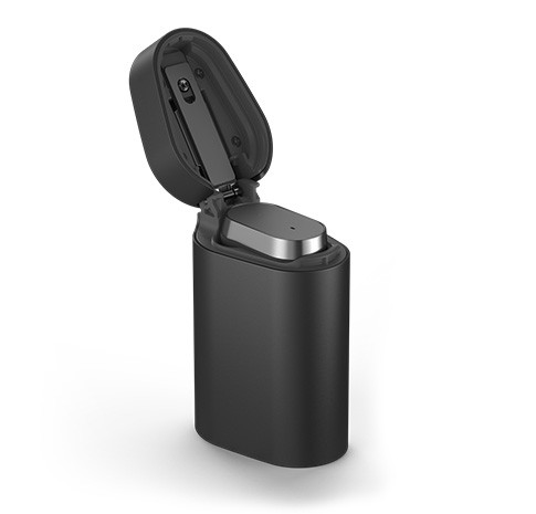 Der Xperia Ear mit dem Lade-Case (Bild: Sony)