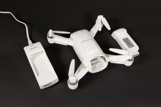 Die Yuneec Breeze 4K mit entnommenem Akku und Ladeger&auml;t (Bild: Martin Wolf/Golem.de)