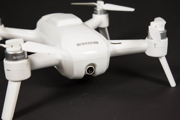 Die eingebaute Kamera macht Videoaufnahmen in 4K-Qualit&auml;t. Die elektronische Stabilisierung funktioniert aber nur mit maximal Full-HD. (Bild: Martin Wolf/Golem.de)