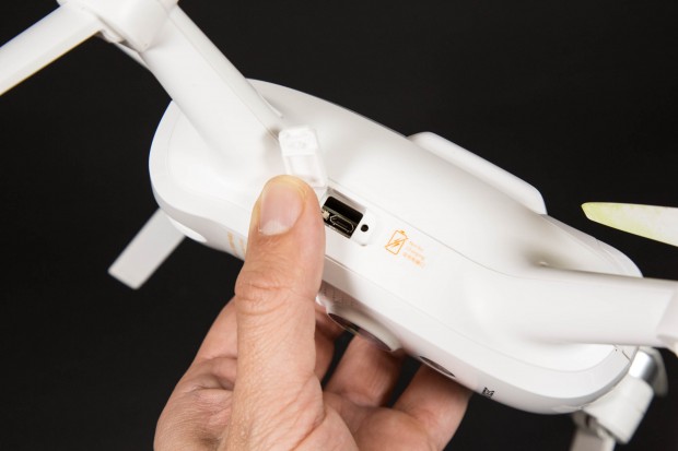 Die aufgezeichneten Videos und Fotos werden auf einem internen Speicher abgelegt. Per Kabel oder &uuml;ber eine App lassen sich die Daten herunterladen. (Bild: Martin Wolf/Golem.de)