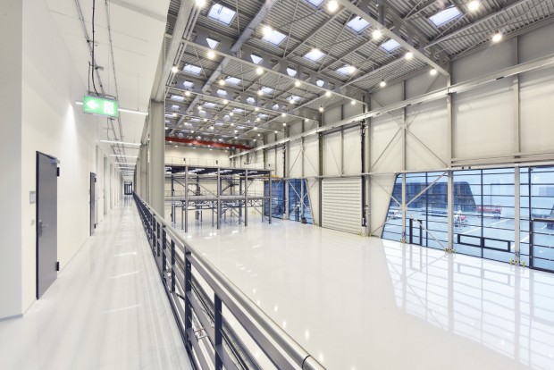 Blick in die 20 Meter hohe Werkshalle mit Gerüststrukturen und die angrenzenden Büros und Labore (Foto: ReGe Hamburg/ Martin Kunze)