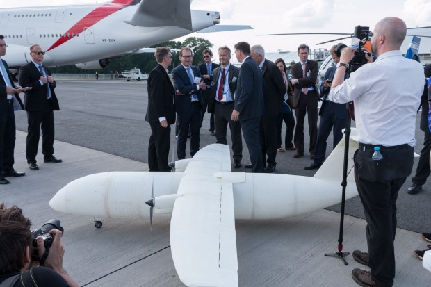 Auch Verkehrsminister Alexander Dobrindt schaute es sich an. (Foto: Werner Pluta/Golem.de)