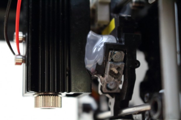 Unorthodoxe Befestigung des Laserelements (Bild: Alexander Merz/Golem.de)