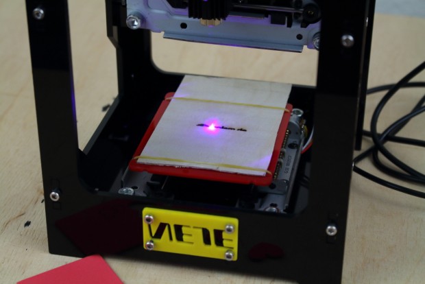 Der Lasergravierer in Aktion (Bild: Alexander Merz/Golem.de)