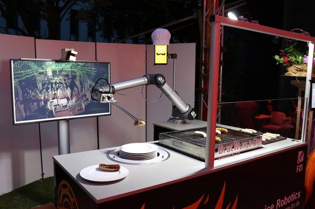 Der Service-Roboter Bratwurst-Bot des FZI wurde auch mit ROS umgesetzt. (Bild: FZI)