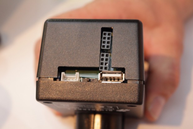 Auch bei geschlossenem Gehäuse sind die Anschlüsse verfügbar (Foto: Martin Wolf/Golem.de)