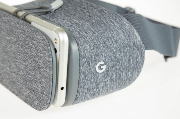 Das Smartphone wird vorne in den Daydream-Betrachter eingelegt. (Bild: Martin Wolf/Golem.de)