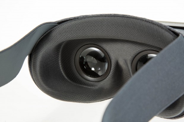 Die Linsen des Daydream View sind nicht einstellbar - wir konnten den Betrachter aber auch bequem mit Brille nutzen. (Bild: Martin Wolf/Golem.de)