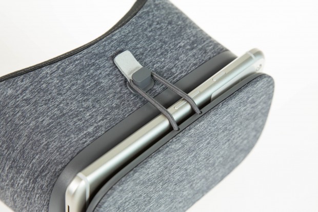 Die Klappe wird mit einem Gummiband gehalten. (Bild: Martin Wolf/Golem.de)