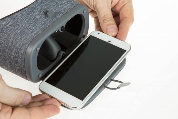 Das Smartphone - hier ein Pixel XL - wird vor die Linsen geklemmt. (Bild: Martin Wolf/Golem.de)