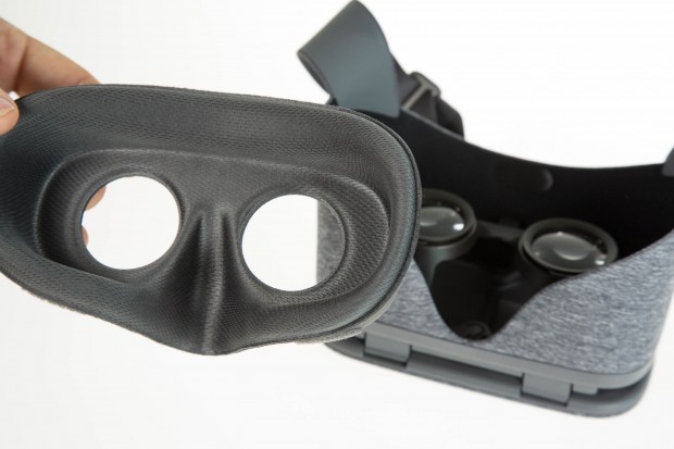 Das weiche Material der Augenmuschel kann herausgenommen werden, um es zu reinigen. (Bild: Martin Wolf/Golem.de)