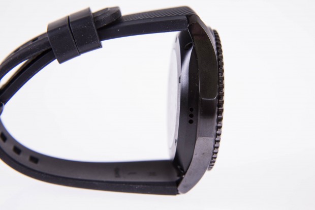 Die Gear S3 ist verglichen mit der Gear S2 gr&ouml;&szlig;er und klobiger geworden. (Bild: Martin Wolf/Golem.de)