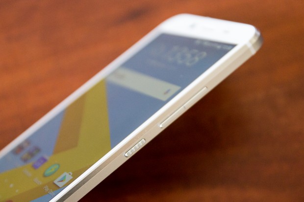 Das Display ist 5,5 Zoll gro&szlig; und l&ouml;st mit 2.560 x 1.440 Pixeln auf. (Bild: Tobias K&ouml;ltzsch/Golem.de)