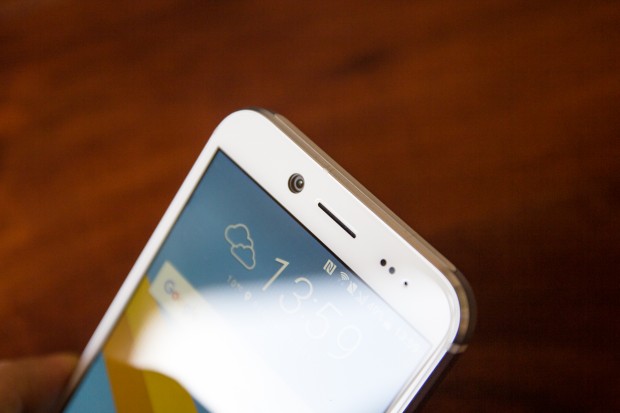 Im Inneren des 10 Evo arbeitet Qualcomms Snapdragon 810, der leider auch hier bei Dauerbelastung stark die Leistung drosselt. (Bild: Tobias K&ouml;ltzsch/Golem.de)