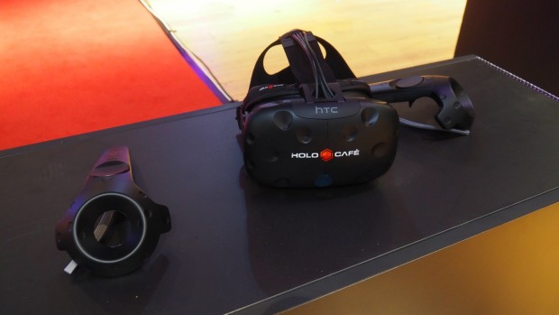 Im Holocaf&eacute; kommt HTC Vive zum Einsatz. Um die Hygiene zu gew&auml;hrleisten, werden die Ger&auml;te nach jeder Benutzung desinfiziert. (Quelle: Medienagentur Plassma)