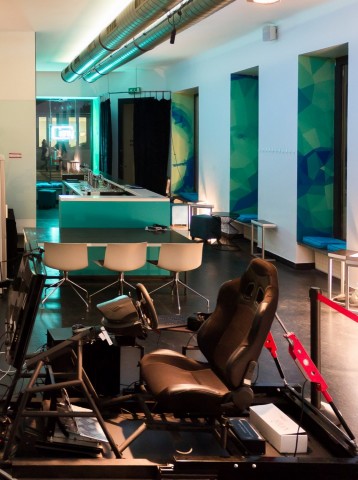 Blick in die im November 2015 in Wien er&ouml;ffnete VR-Lounge Vrei. Immer mehr Gastronomen bieten die Technologie zum kleinen Preis an. (Quelle: Vrei)