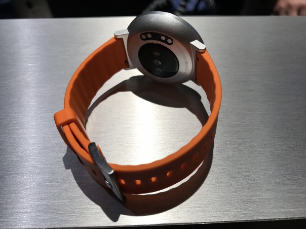 Das neue Fitness-Wearable Huawei Fit (Bild: Peter Steinlechner/Golem.de)