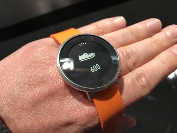 Das neue Fitness-Wearable Huawei Fit (Bild: Peter Steinlechner/Golem.de)