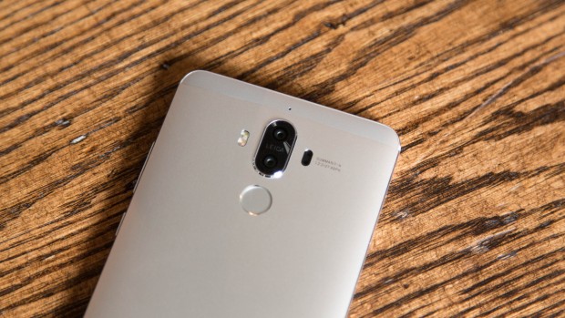 Unterhalb der Dual-Kamera ist ein Fingerabdrucksensor eingebaut. (Bild: Tobias K&ouml;ltzsch/Golem.de)