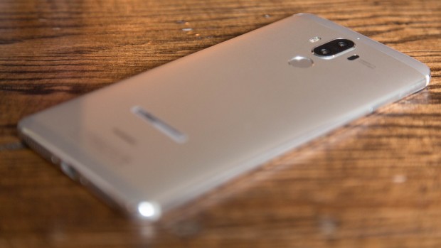 Das Geh&auml;use des Mate 9 ist aus Metall. (Bild: Tobias K&ouml;ltzsch/Golem.de)