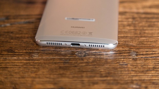 Geladen wird das Mate 9 &uuml;ber einen USB-Typ-C-Anschluss. (Bild: Tobias K&ouml;ltzsch/Golem.de)