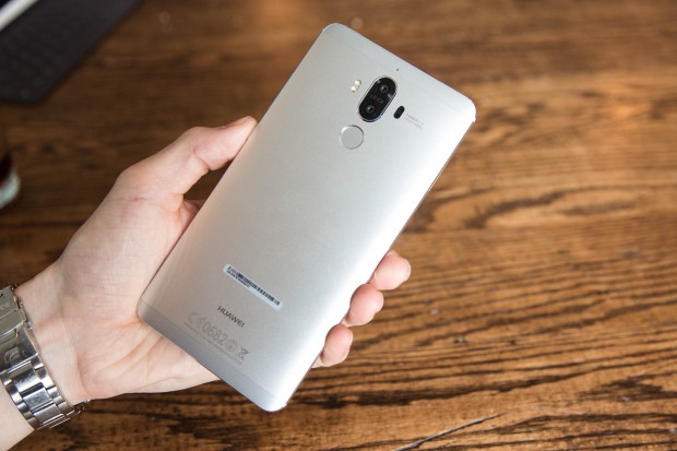 Auf der R&uuml;ckseite sind zwei Kameras verbaut. (Bild: Tobias K&ouml;ltzsch/Golem.de)