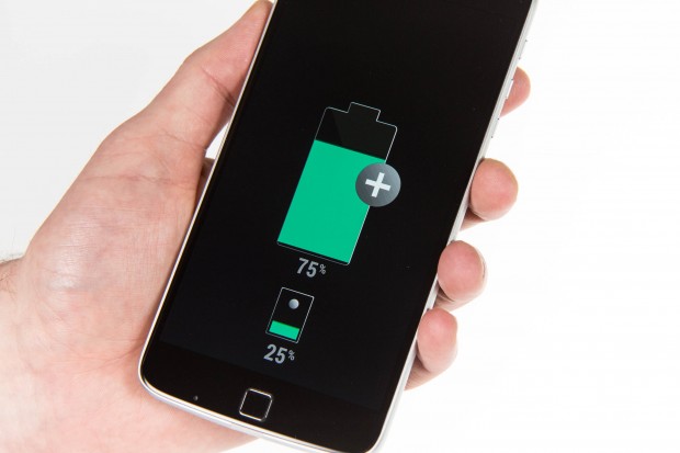 Ist das Moto Z Play ausgeschaltet, lädt das angeschlossene Akku-Mod den internen Akku auf. (Bild: Martin Wolf/Golem.de)