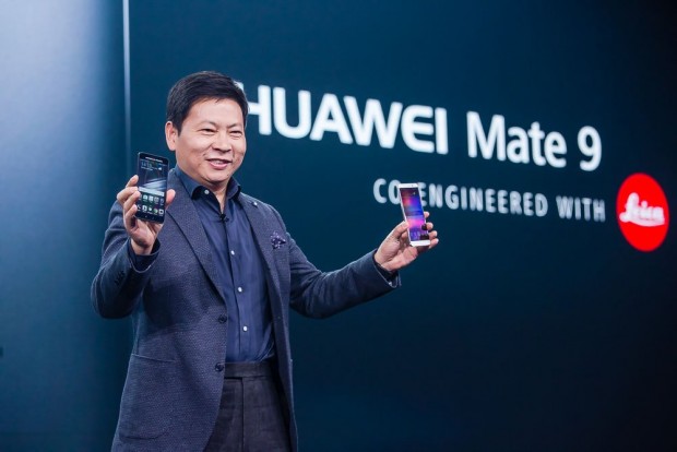 Richard Yu und das Porsche Design Huawei Mate 9 (Bild: Huawei)